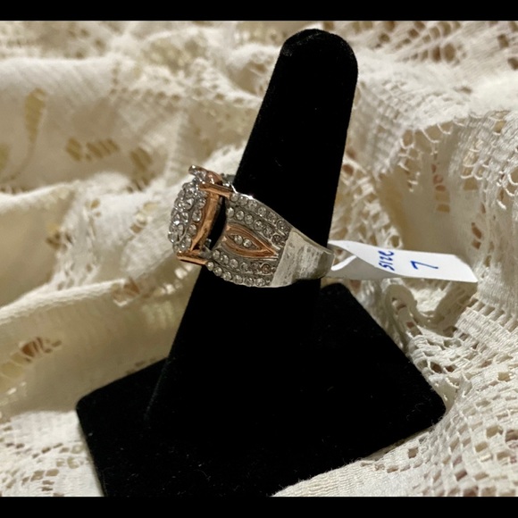 Beautiful large Rose and White Gold Ring - Picture 6 of 8